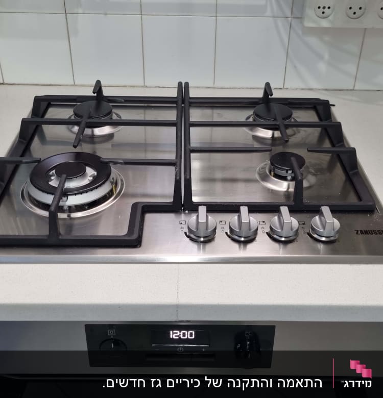 כיריים גז עם ארבעה מבערים וכפתורי שליטה